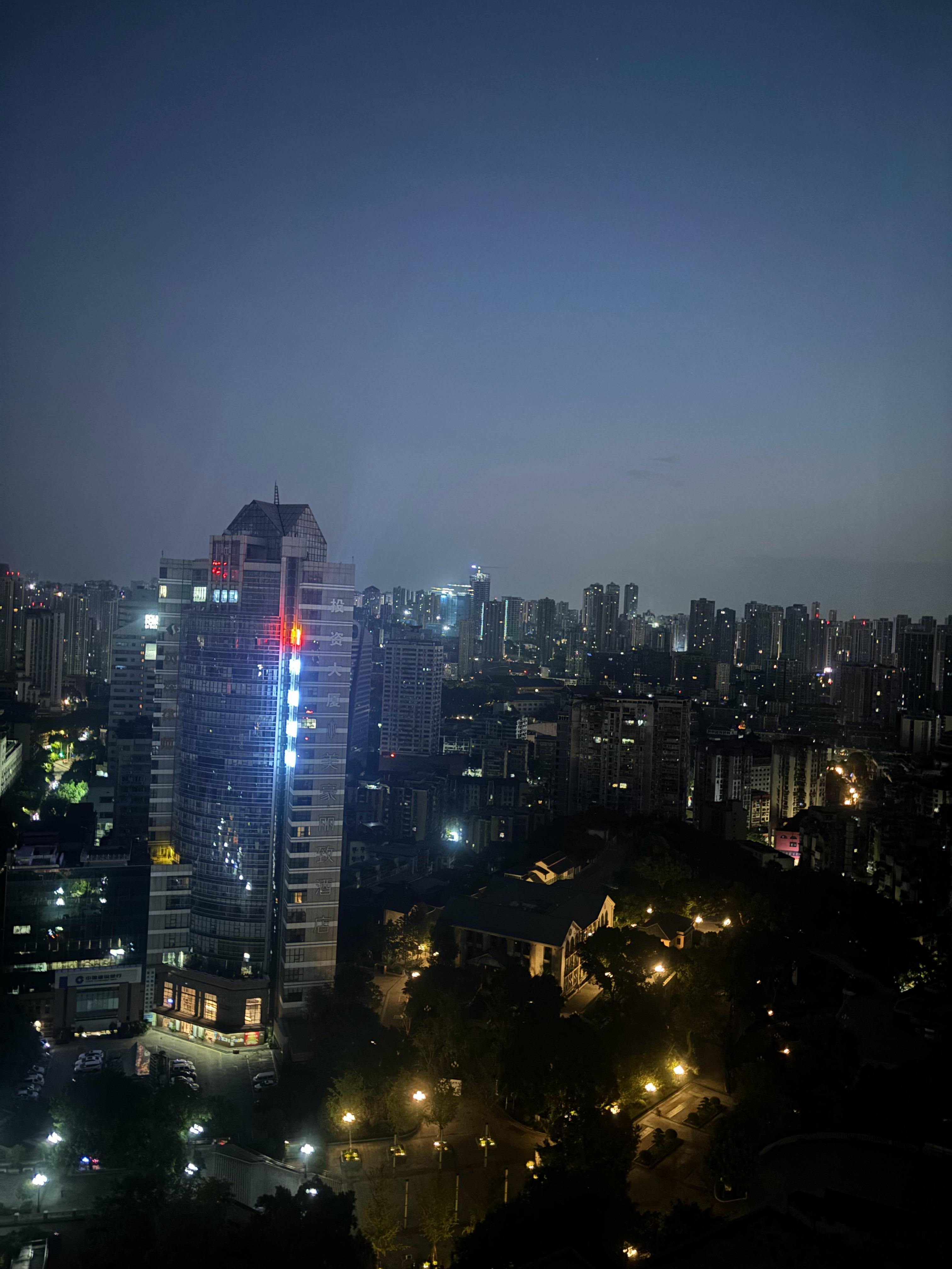 觥筹交错的酒局之后，总有一种无法表达的落寞，喝酒的时候，谈的都是人生、理想、情谊