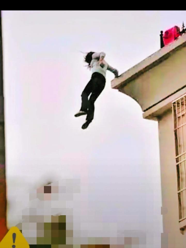 凌晨的一声闷响，打碎了整栋楼的宁静。17岁女孩从五楼纵身跃下，永远停在了本该肆意