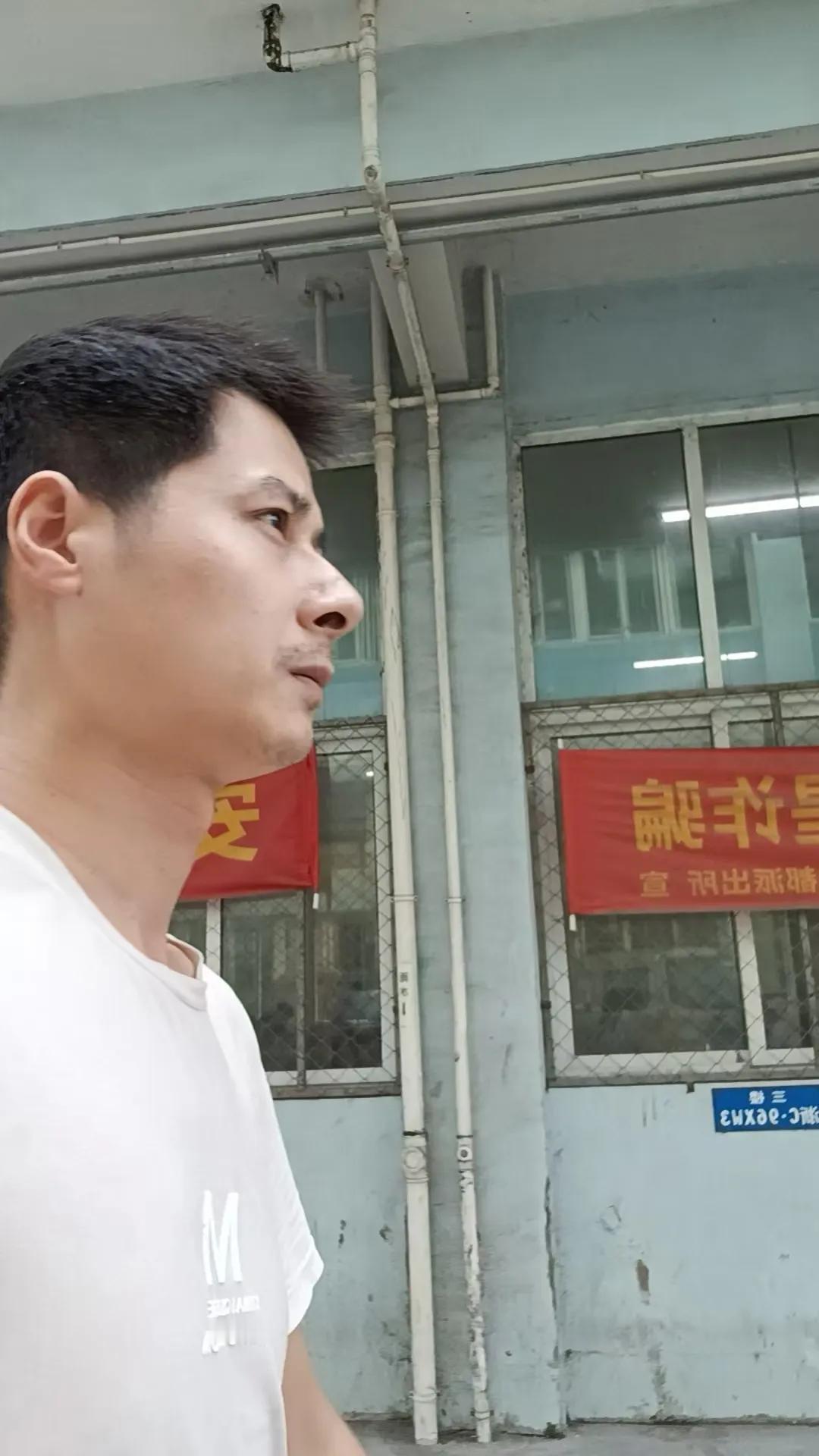 我这是偶遇到吴奇隆了吗？[呲牙]真的好激动，偷偷拍了张照片，我同事说不是吴奇隆，