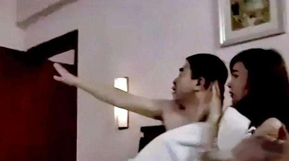上海，一名已婚男子和情人约在他租的屋子里。两人洗完澡躺到床上，情人却突然说头疼，