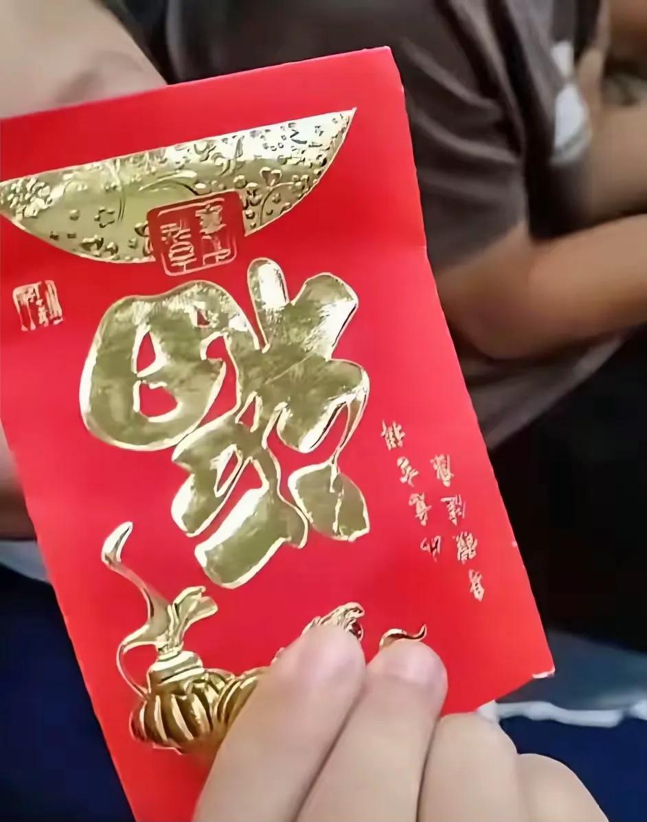 破防了！广东广州，一10岁小女孩跟着妈妈和6岁的弟弟第一次坐地铁，站了将近一小时