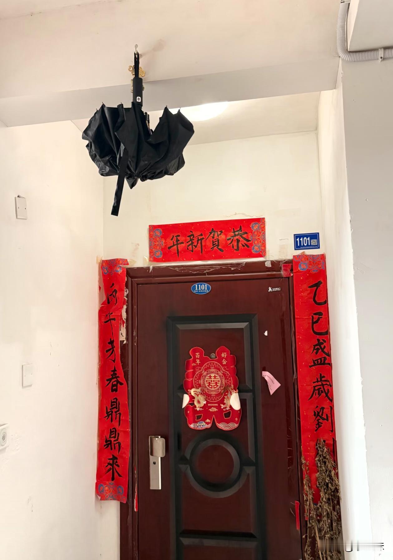 对门邻居一直这样挂伞，有啥居心？
