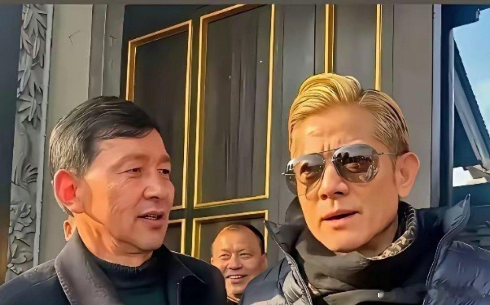 总感觉郭富城不对劲明明已经60岁的人了皮肤松弛，头发花白，弯腰驼背等这些该有的状