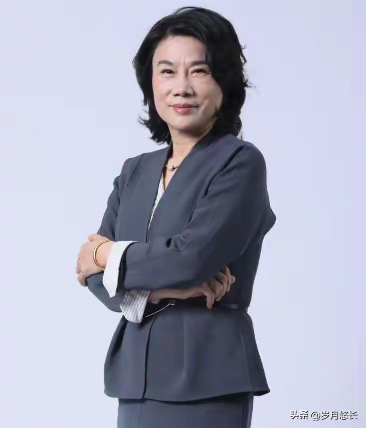 终于弄明白了，
董明珠关小卖部之所以吵起来，
不在橘子，在“校长该管到哪一步”。