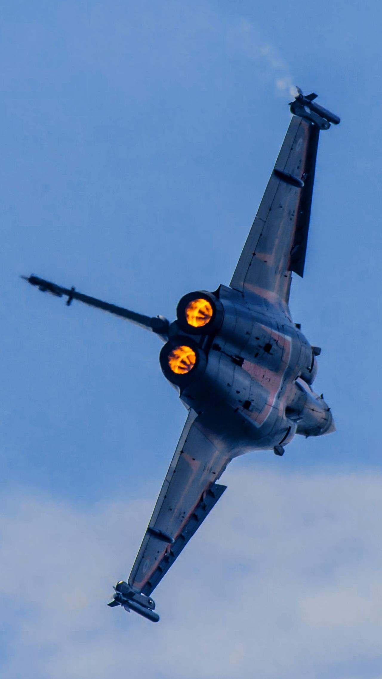 今日考题：此图是什么型号的战斗机？
A、台风        B、阵风
C、狂风 