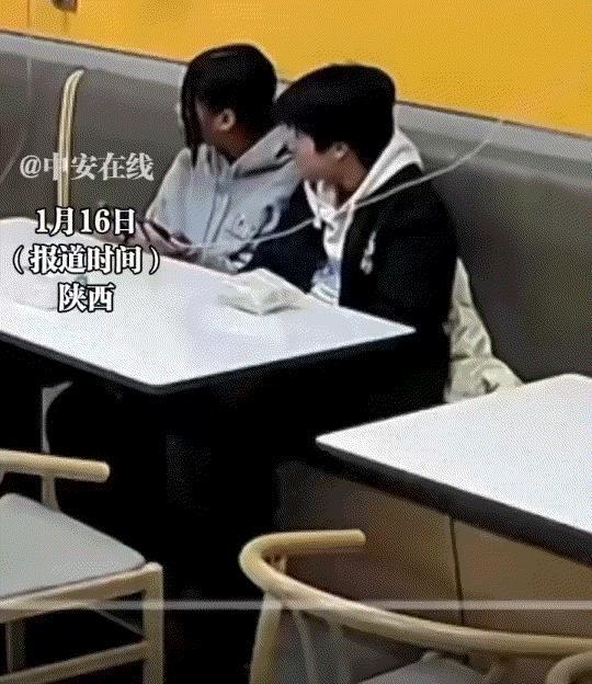 胆子也太大了吧！陕西，凌晨一点，一女孩和朋友去到一家餐馆内玩手机，不料女孩趁店家