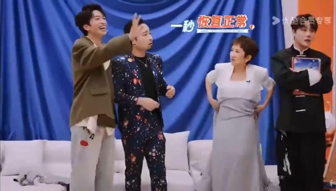 黄子弘凡宋木子打招呼快亲上了 看到黄子弘凡和宋木子打招呼的视频，我尴尬得脚趾抠地