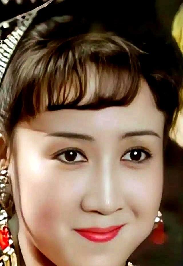 “导演，给我二十分钟，我去趟化妆间。”

杨洁导演看着眼前这位刚从农村外景地赶来