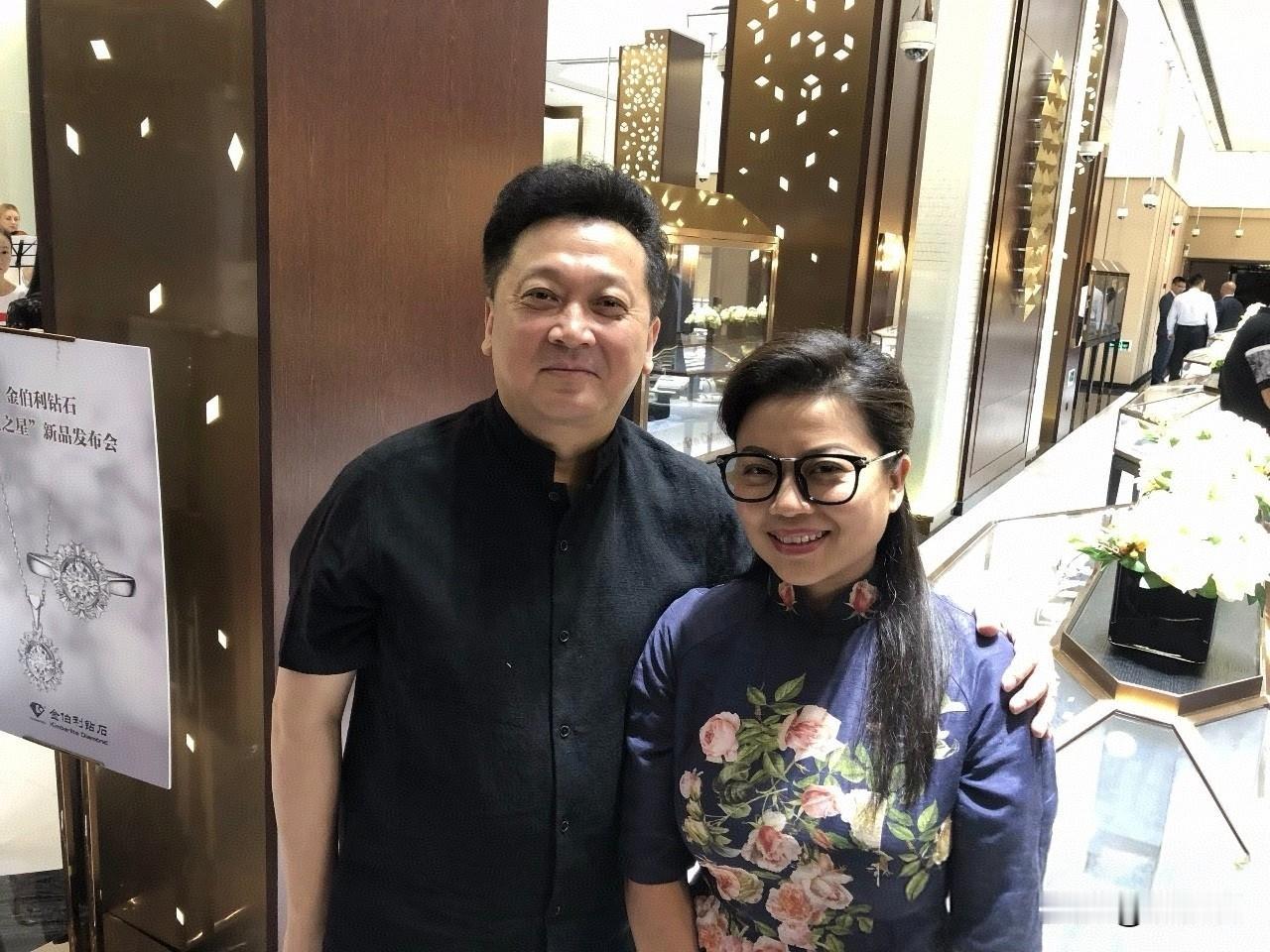 郁钧剑“搭”张也肩膀，压不住的嘴角，心里一定笑开了花。‌

照片中，郁钧剑一身中