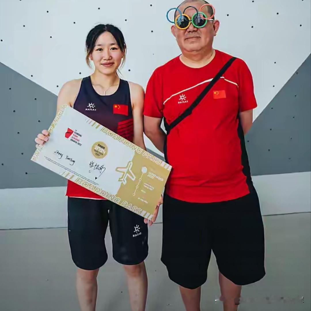 攀岩选手张悦彤的父亲张建东，是女儿最坚实的后盾。
张悦彤4岁偶然攀上17米岩墙，