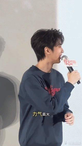 王俊凯张涵予打招呼 又有谁能够想到王俊凯在聊到和张涵予老师打招呼的时候的画面真的