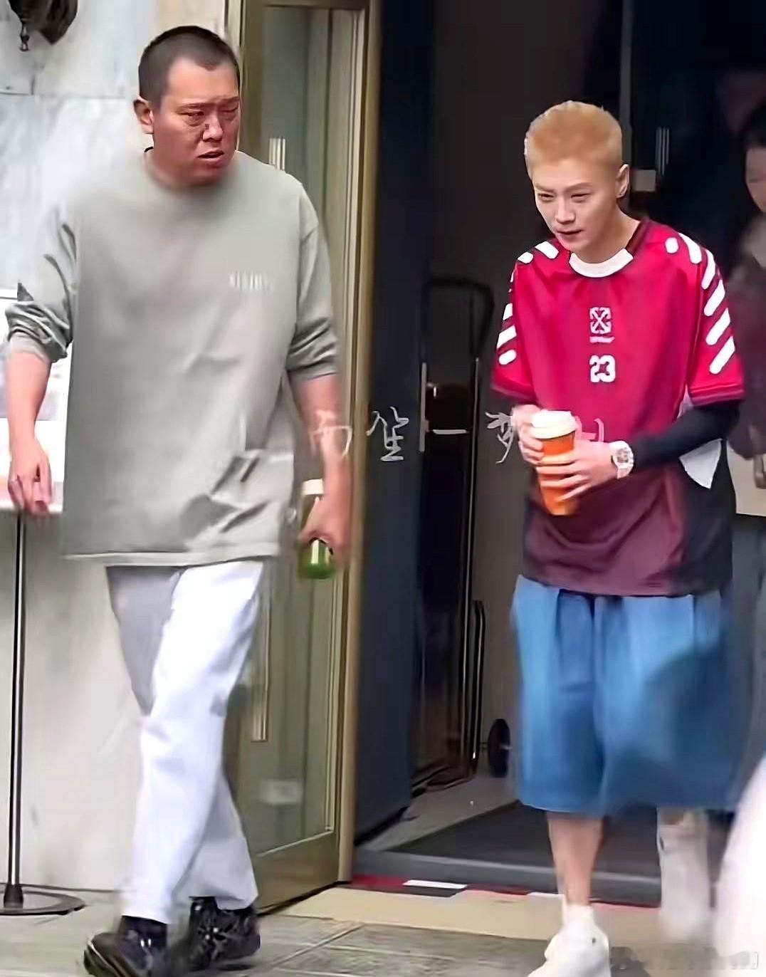 提起鹿晗，很多人不提他的歌，不谈他的戏，偏偏对他一个“习惯”耿耿于怀。 一个近乎