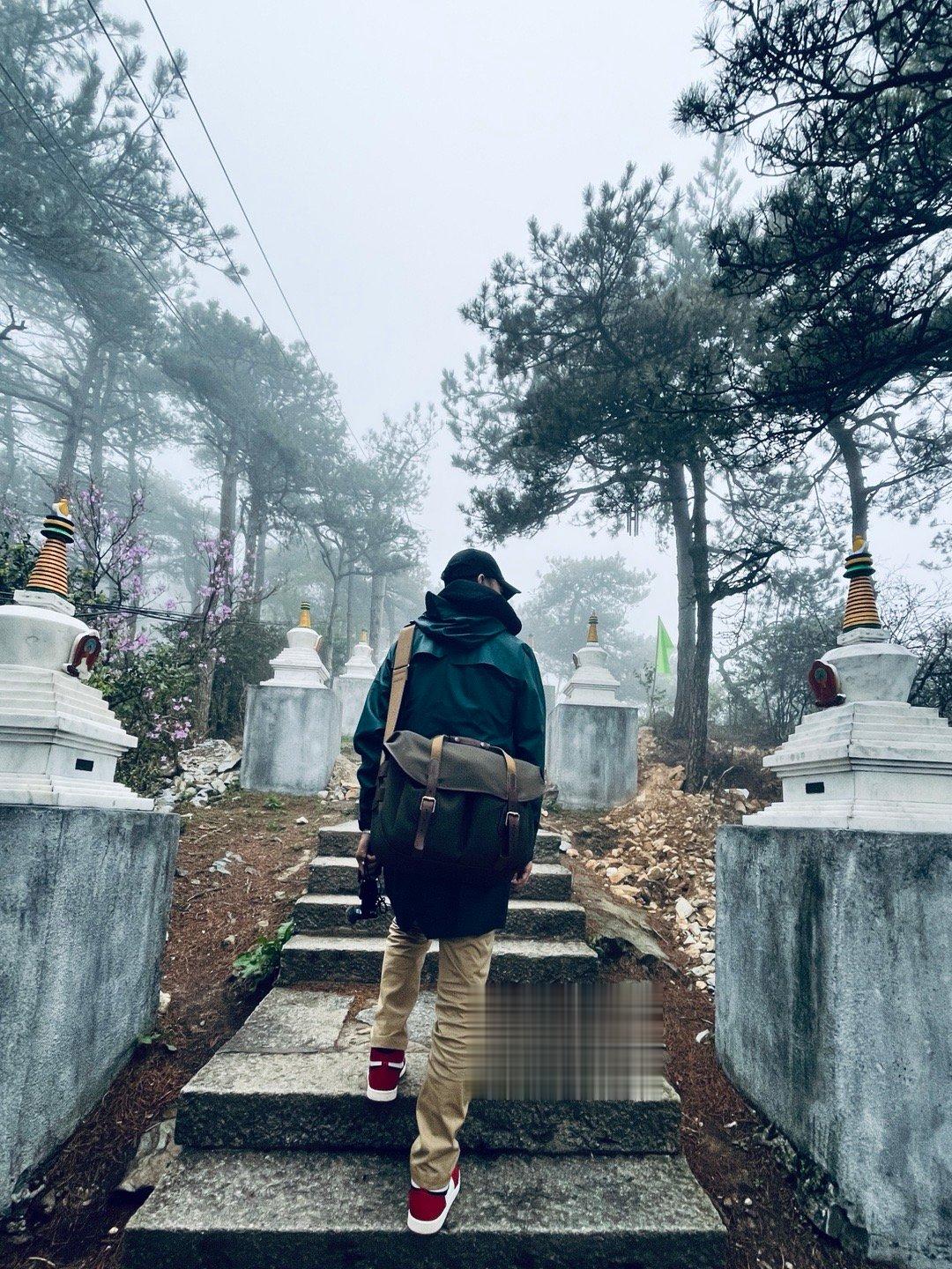 恶劣天气非户外感穿搭建议：GORE-TEX 帽子，防水同时透气，要不然闷一脑门子