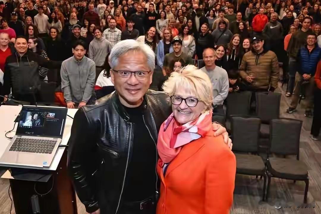 我终于弄明白了一件事，
有钱也不是万能的！
去年黄仁勋掏了2250万美元给加州艺