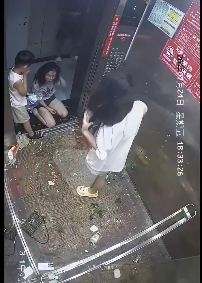 “电梯大战”中的家长是典型的“霸道带出熊孩子”。
现在很多家长，看似也重视孩子的