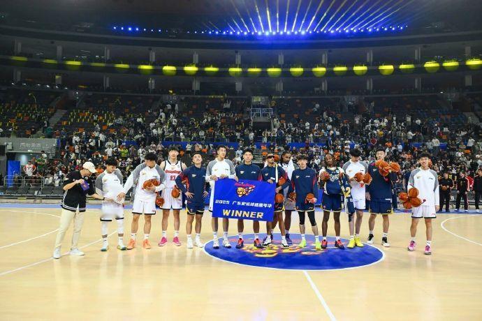 为什么本次广东宏远球迷嘉年华现场会这么少人？
第一、这次广东宏远球迷嘉年华的门票