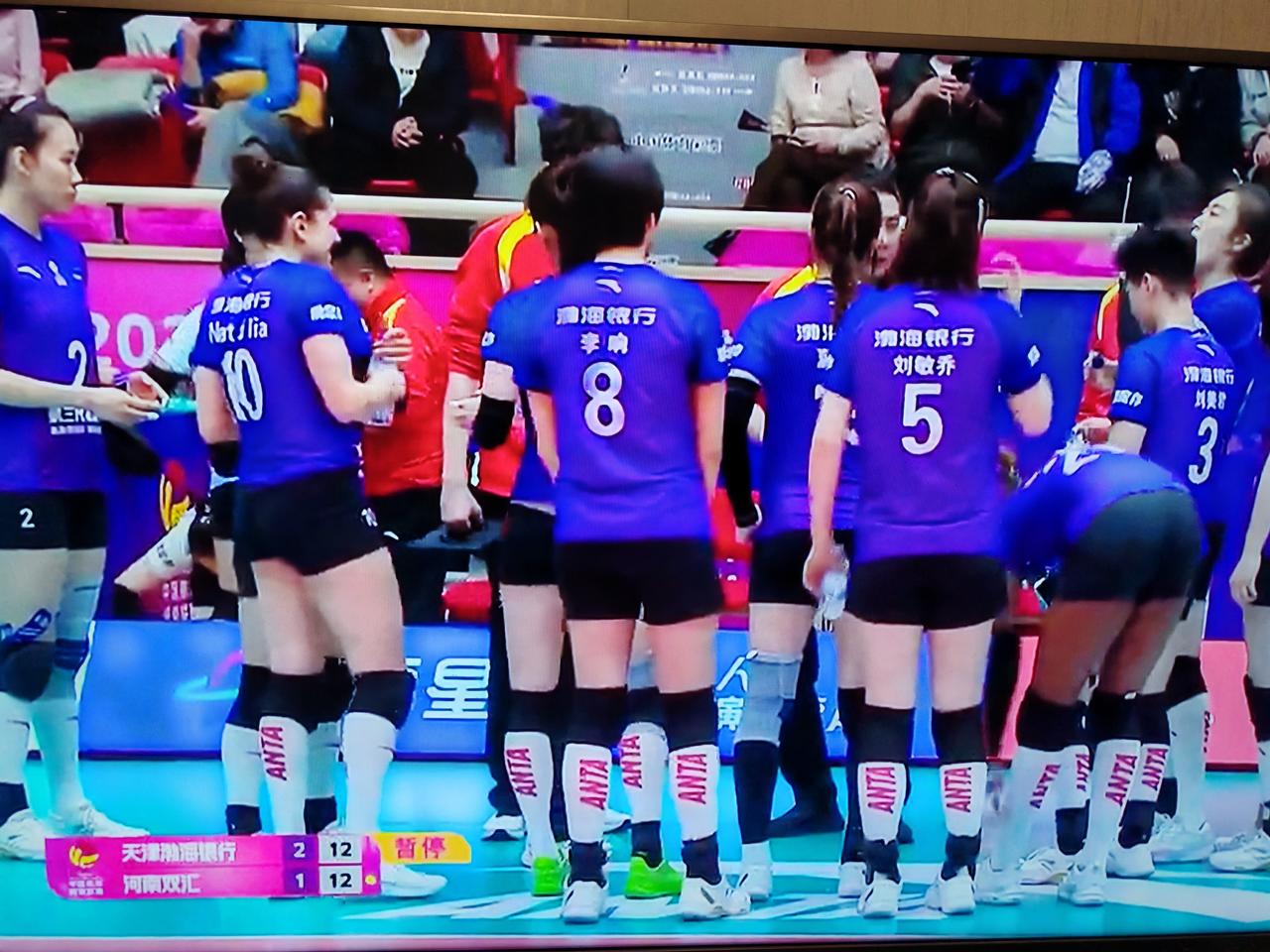 女排排超联赛第十七轮，天津女排对阵河南女排，前三局比分24：26，25：15，2