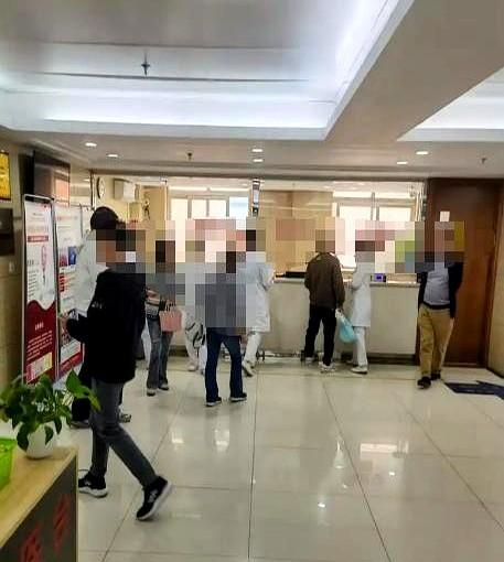 捐精捐成勒索对象，这事儿你听说过吗？
一个女护士拿着B超单，对一个每月捐精三次的