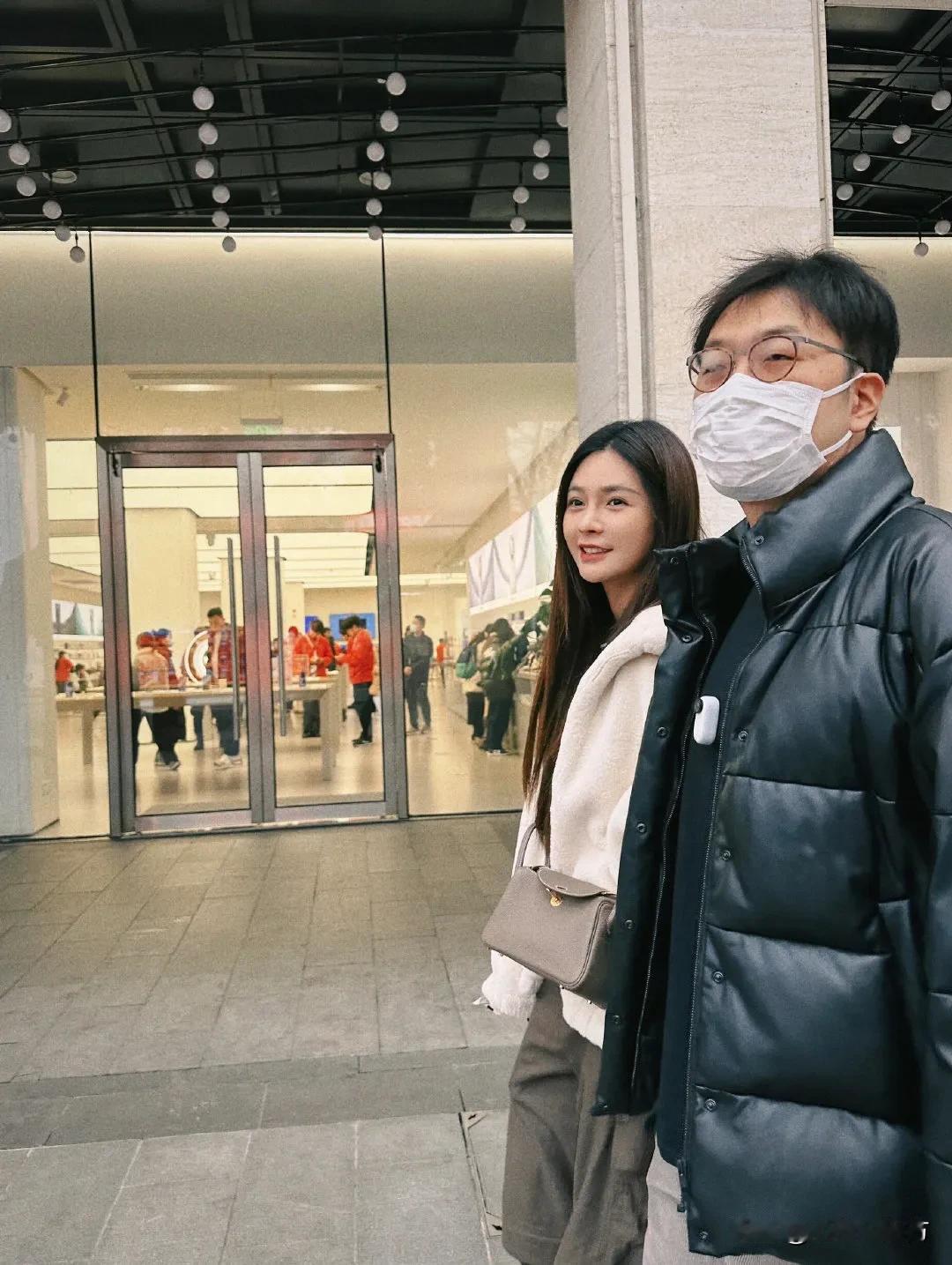 偶遇杜海涛沈梦辰牵手逛街，两人一直手牵手，减肥成功后的海涛，身型变瘦变挺拔，与沈