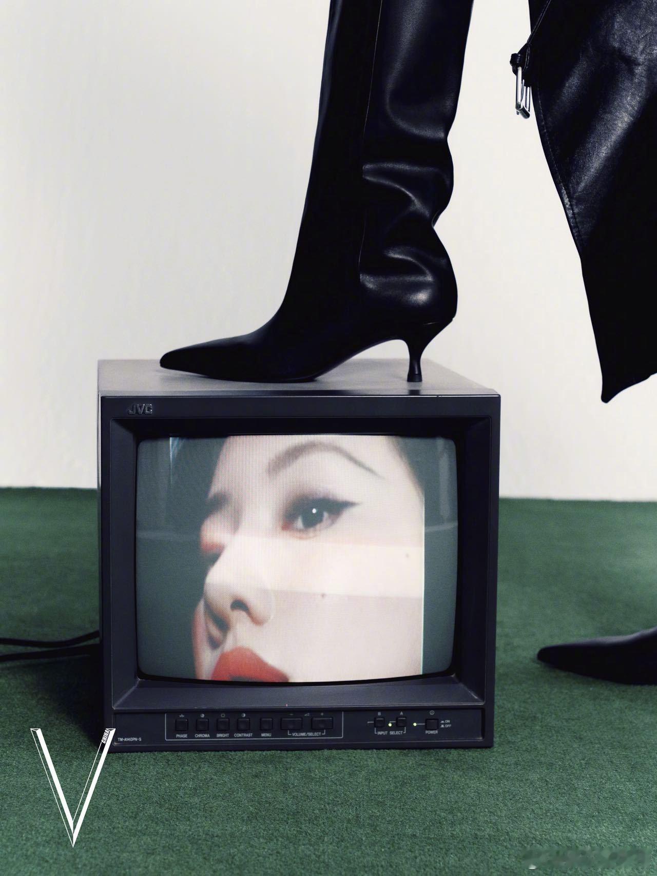 谁懂啊！王鹤润蓝色开运妆容 太戳审美了～ 利落的湿发造型搭配蓝调眼妆，冷艳又俏皮