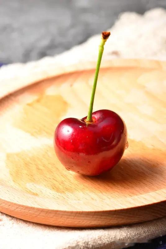 车厘子能漂洋过海到咱嘴边还新鲜，靠的是一套完整保鲜体系。
源头采摘就有讲究，种植