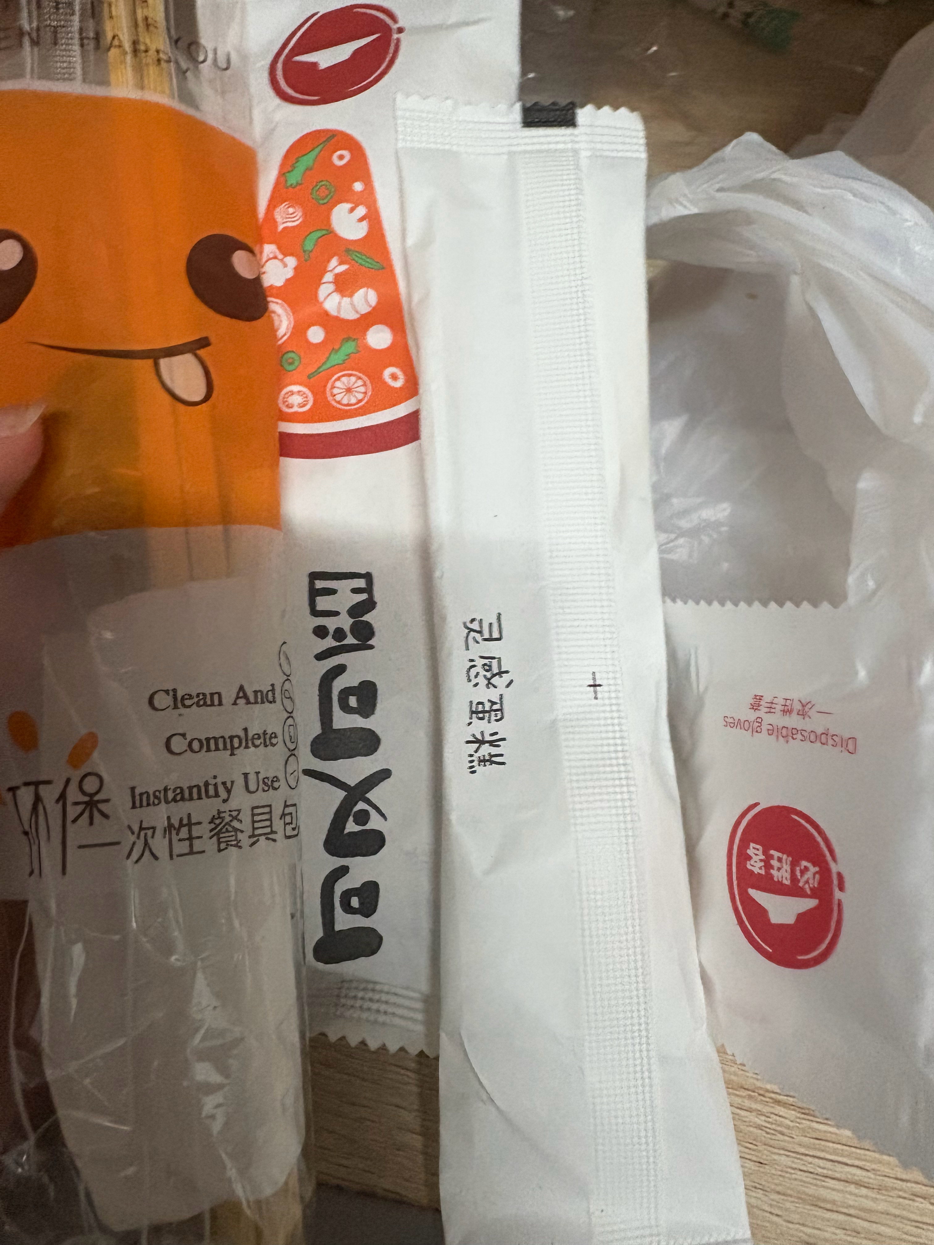 出几个一次性餐具set，内含塑料手套x1必胜客叉子x1刘文祥餐具包（有筷子勺子和