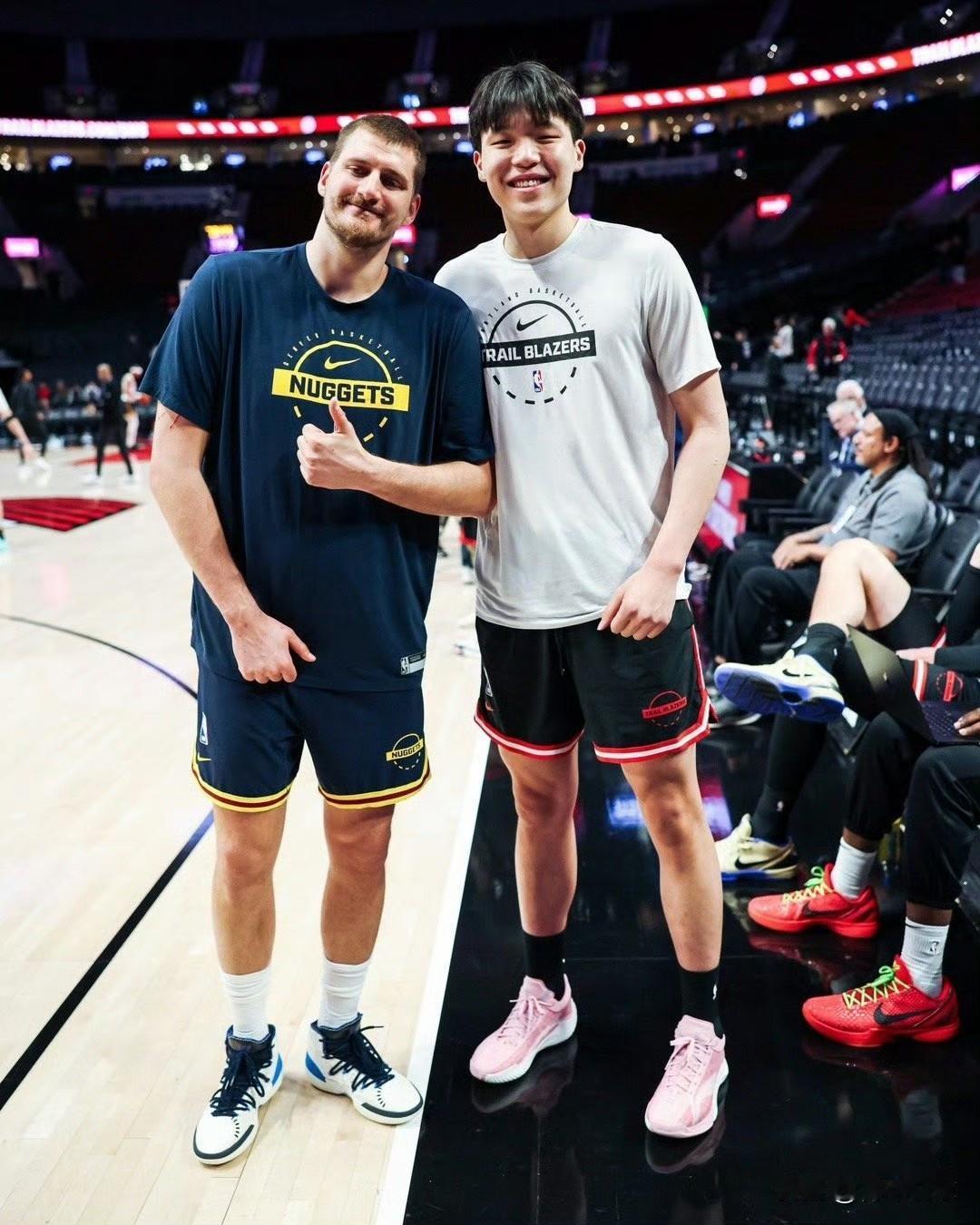 杨瀚森美梦成真啊！

今天，开拓者队坐镇主场迎战掘金队，杨瀚森迎来与偶像约基奇碰