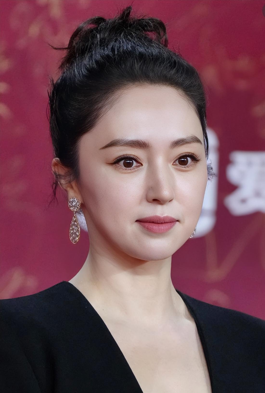 与其说董璇再婚
是因为张维伊的耐心和温柔打动了她
不如说是她谈着谈着感性起来了，