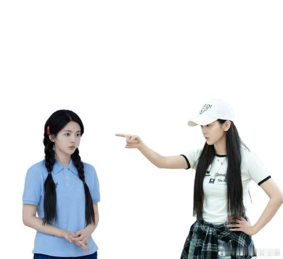 杨超越自己一个人也可以演水仙文，一个是柔弱的小白兔同学，一个是清冷的严厉导师 ​