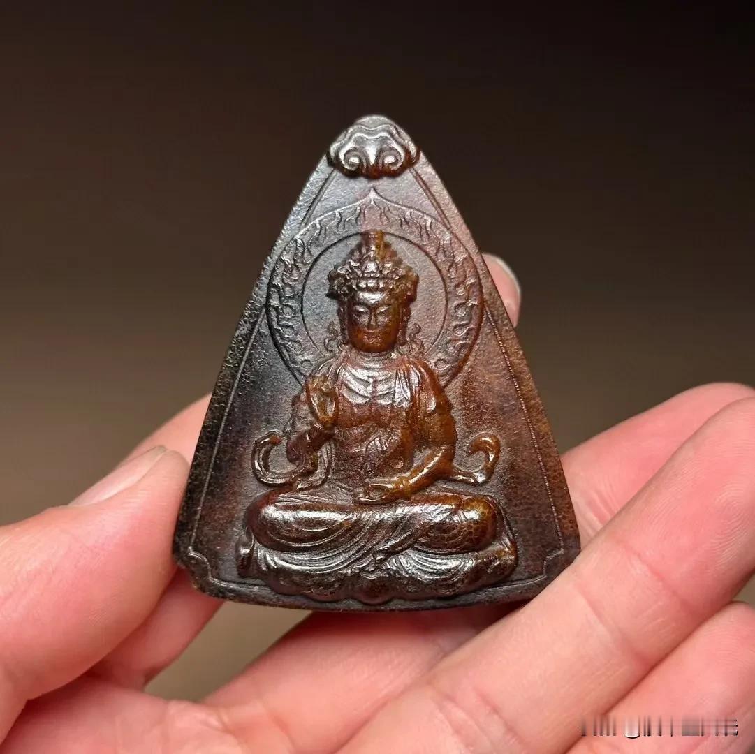 私人收藏的一款老犀角雕观音小牌子，牌型虽小，雕刻不俗，采用立体浮雕工艺，观音法相