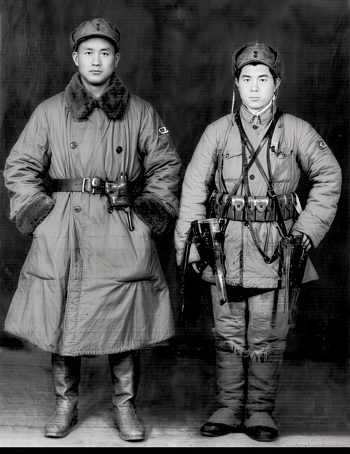 这张老照片是1939年在平西抗日根据地拍的，左边这位叫叶富轩，是位实打实的老红军
