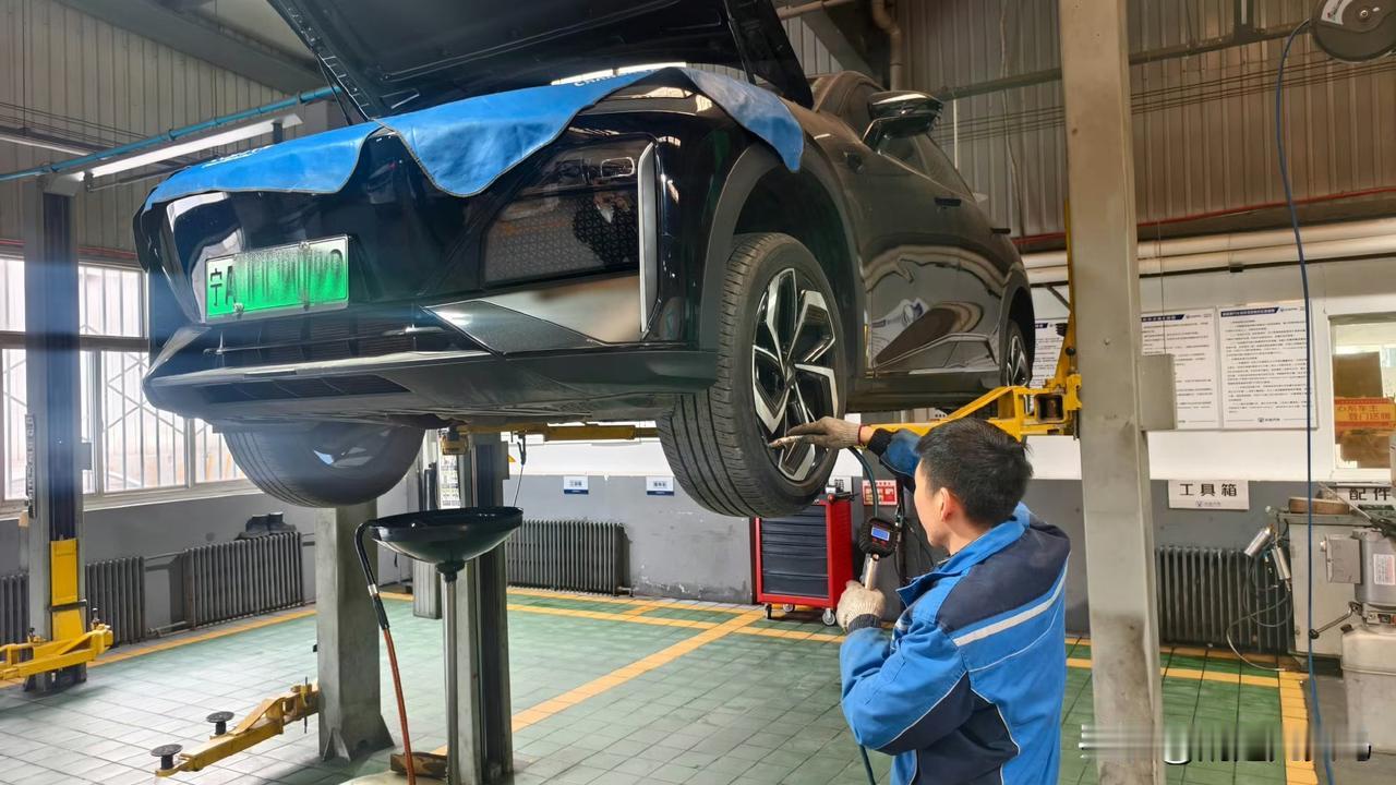 要说今年马年春节暖心的汽车品牌，深蓝真得算一个。最近老刷到车主在路上偶遇深蓝服务