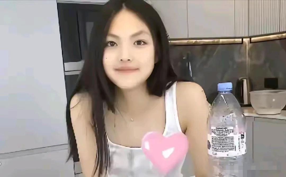 长大后我就成了你，青涩时期的李湘长发飘飘，现在的王诗龄也一样。有这样才华横溢的妈