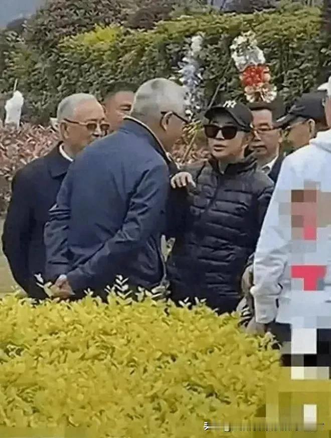 刘晓庆回老家选墓地，终于摘了假发不装嫩，传奇女星刘晓庆最近回老家挑选墓地的时候，