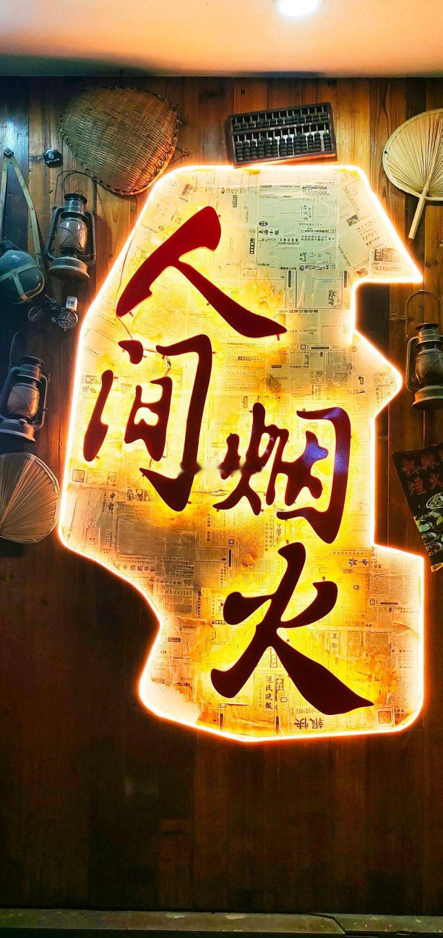 昨天是期权交割日，主力借机拉高出货，今日行情便原形毕露。该来的调整终究还是来了，