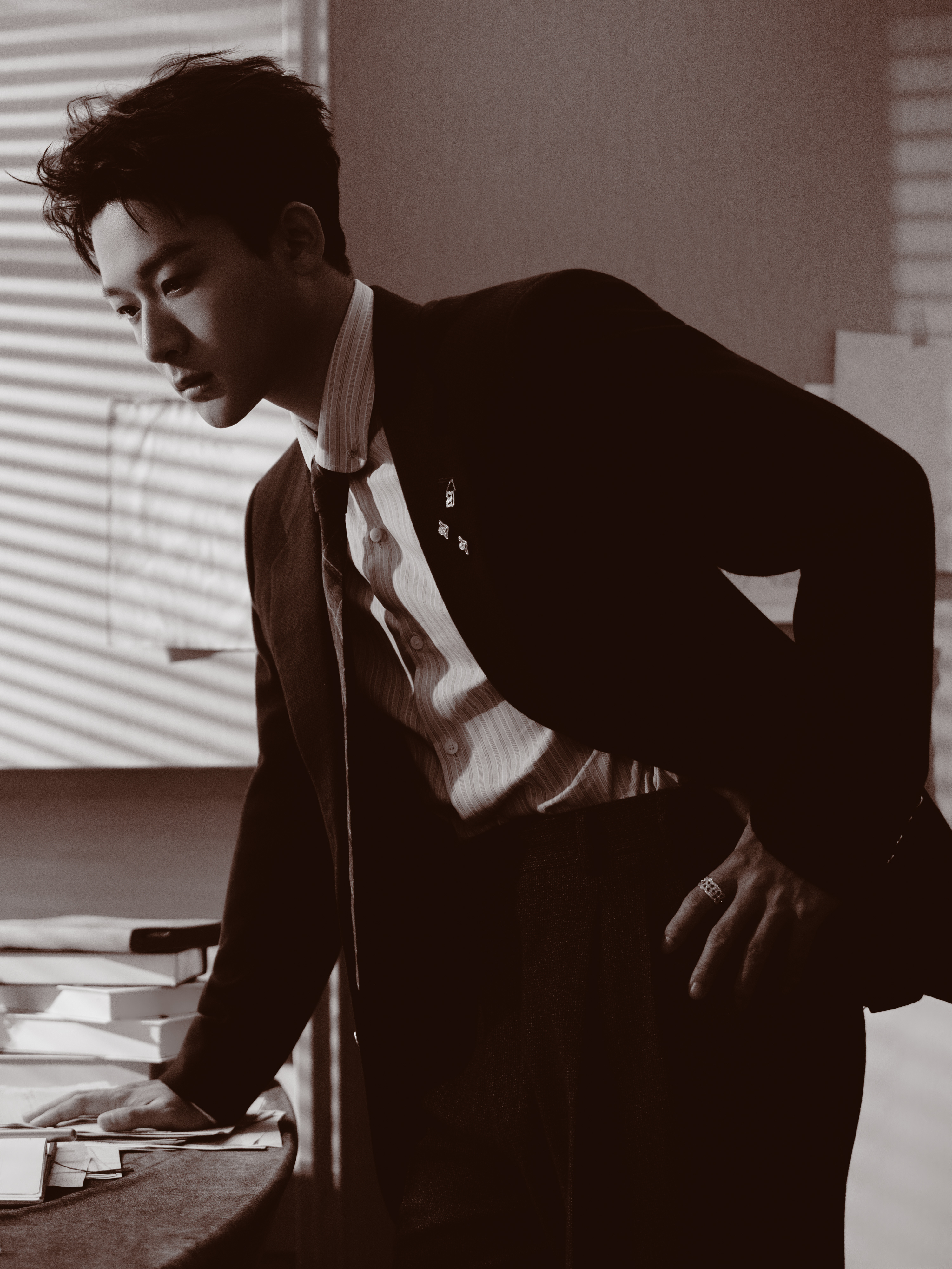 张晚意今日出席爱奇艺尖叫之夜造型图集，身着全套静奢品牌Loro Piana时装，