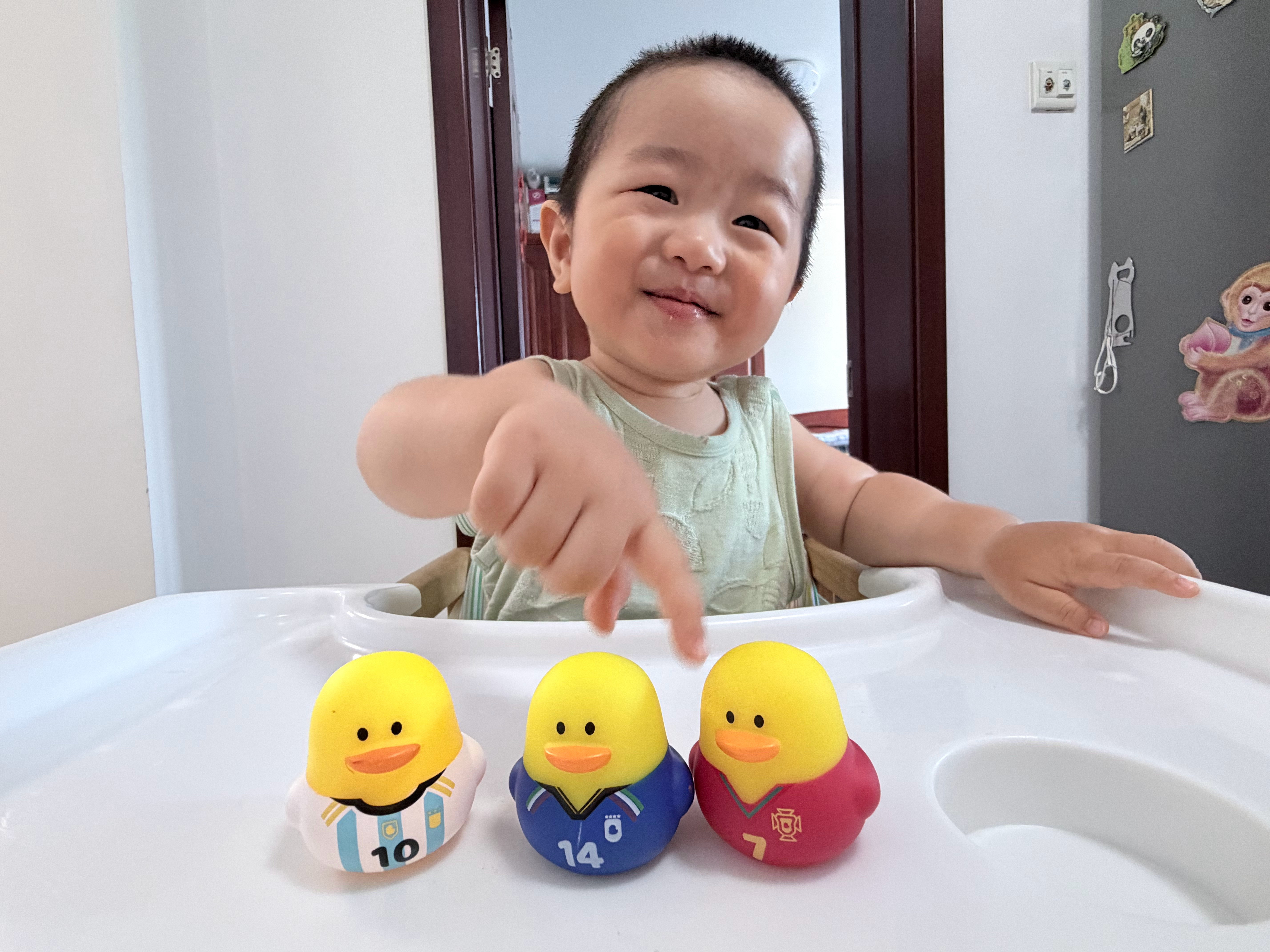 这是梅西、C罗和迪比亚吉奥？
