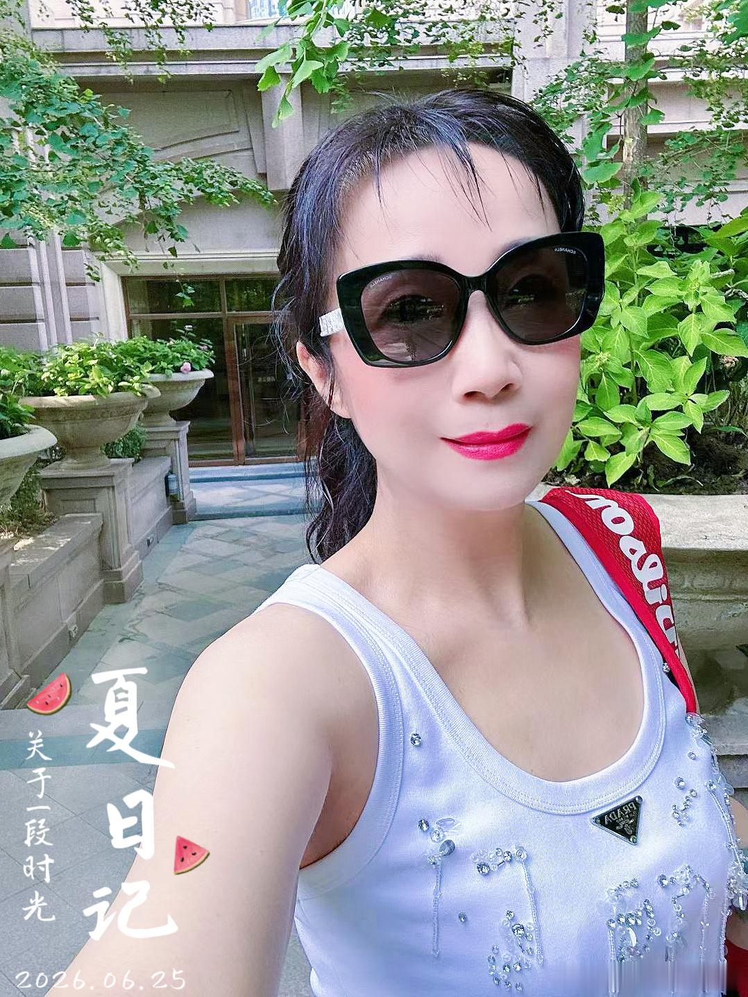 我喜欢北京夏日阳光晒在身上的感觉，微微刺痛却干爽舒适。最热的七月都穿背心、短裤和
