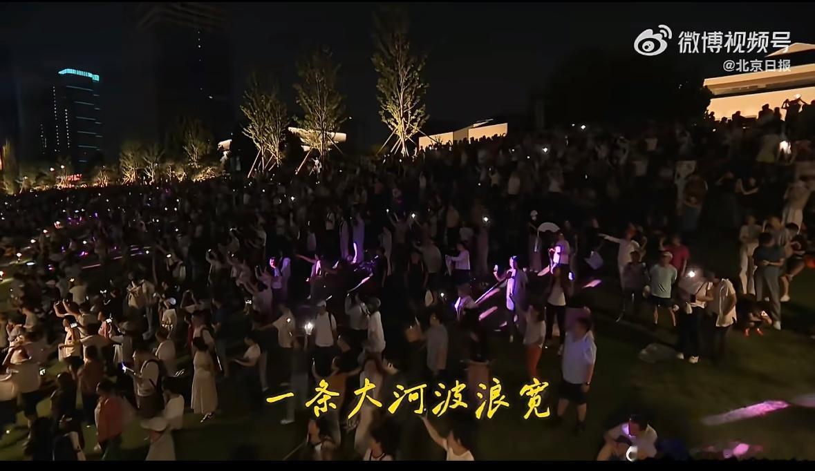 这座城蓄力十年今夏火出圈通州这夏天真的太火！大运河水上万人大合唱刷屏全网，花海、