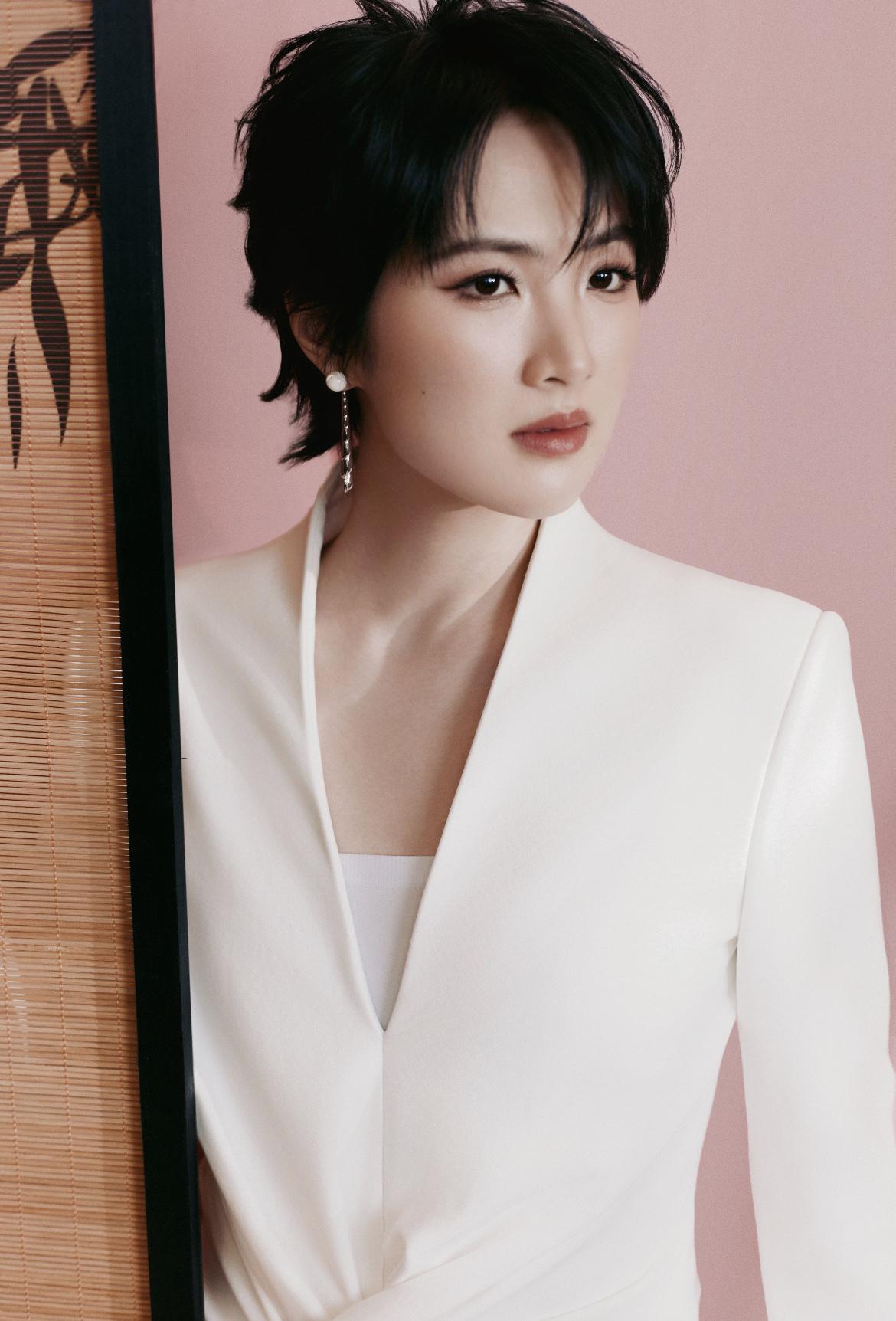 张凌赫本名张家玮，我不意外，
宋祖儿本名孙凡清，我也不意外，
而让我意外的是，华