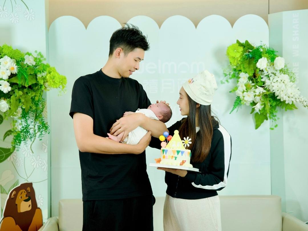水均益女儿水亦诗的宝宝满月啦！老公邹阳罕晒宝宝满月照，以及一家三口同框照！

看