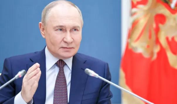 波斯湾的战火烧了三个星期，导弹呼啸、航母游弋，霍尔木兹海峡的航运几近瘫痪，全球目