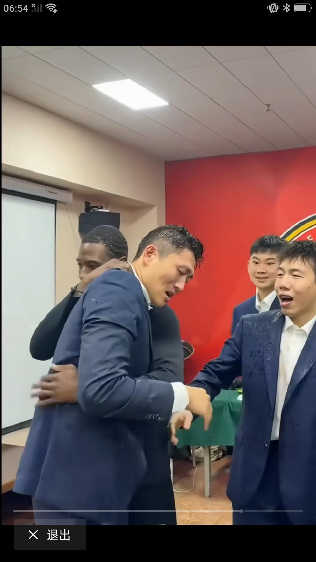 昨晚吉林东北虎主场击败新疆队，迎来新赛季常规赛首场胜利。赛后主教练李昂在球队更衣