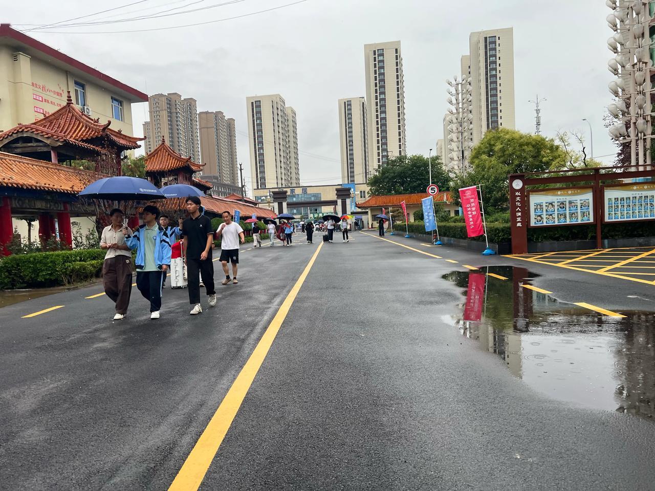 昨天，周日，下午，学生们拖着行李箱返校，笑语轻扬，秩序井然。
新的一周，就这样开