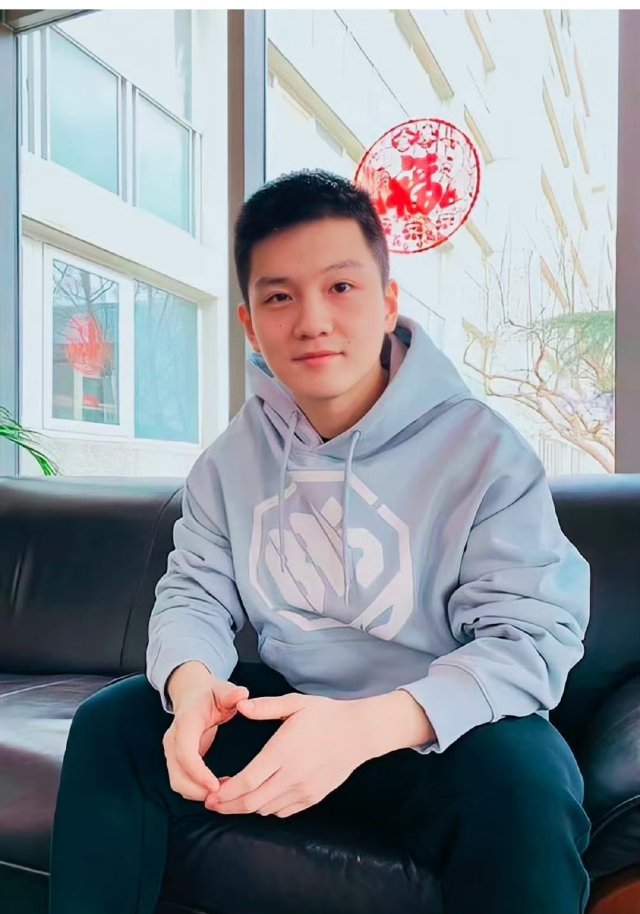 吴敬平教练祝樊振东生日快乐 咱们的东哥又大了一岁呢！祝你在新的一岁里，继续拿下更