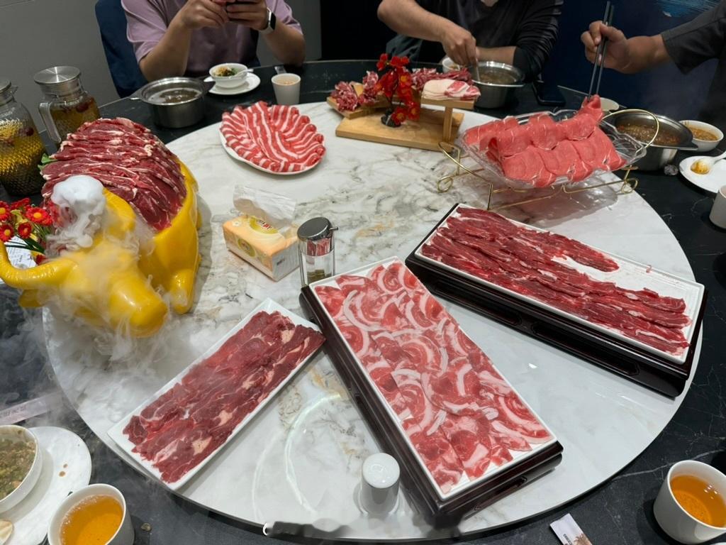 吃肉吃到饱已经不是什么奇闻了，关键是还不贵。其实这样一顿牛肉火锅，算下来价格人均