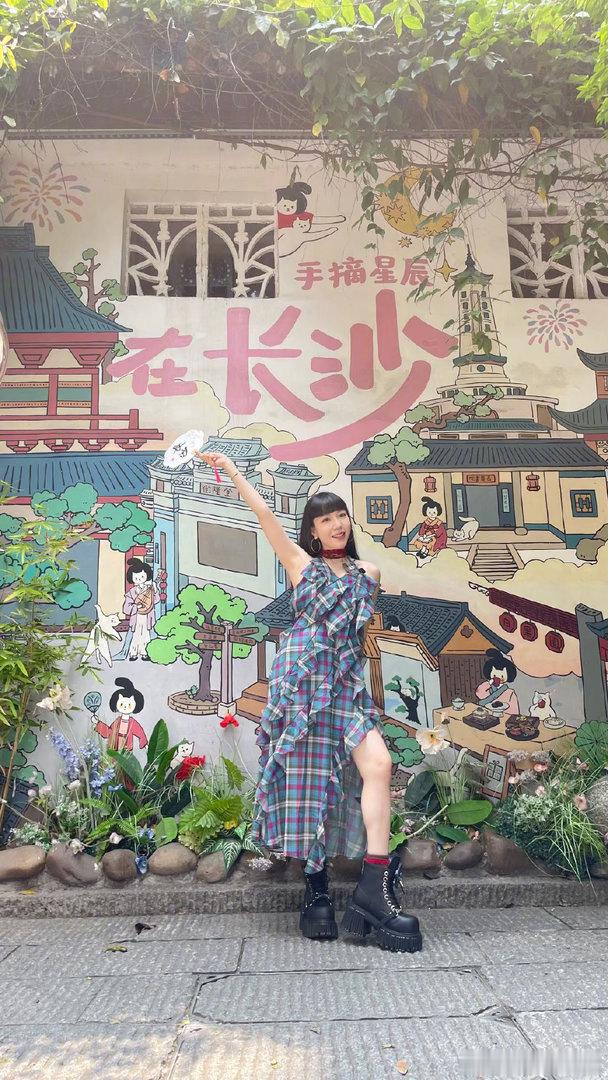 不行就让吴莫愁上去唱吧歌手别轮空了让吴莫愁上去唱吴莫愁可以补位歌手 轮空歌手第三