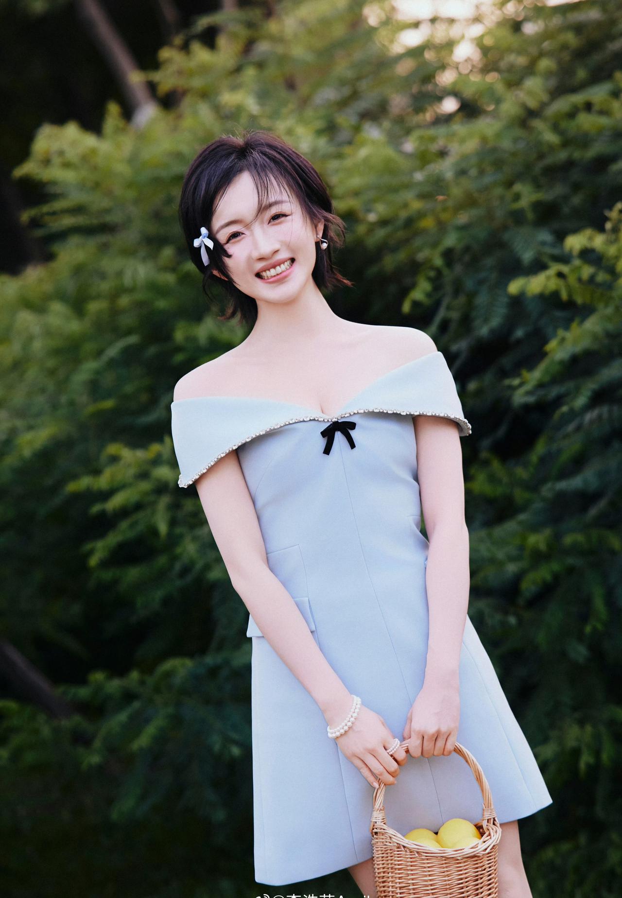 李浩菲这套浅蓝露肩连衣裙造型，将法式清新与少女感平衡得恰到好处，堪称夏日穿搭范本
