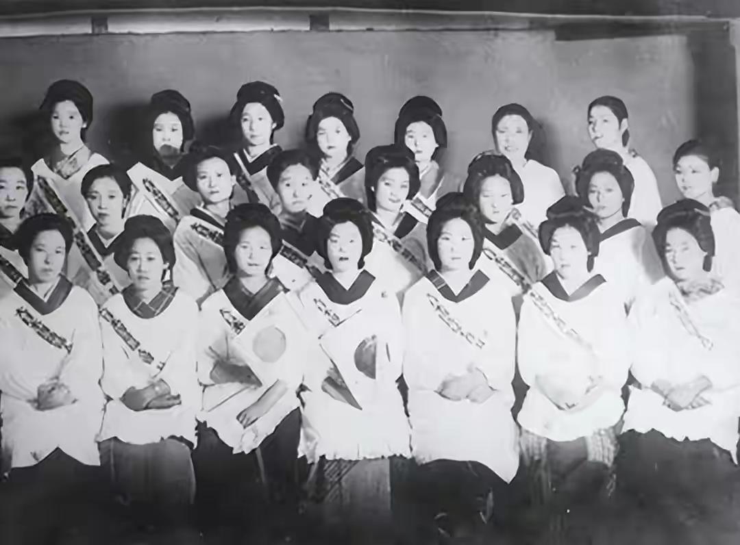 你可能以为战争只是男人们的事，子弹和刺刀沾不上厨房的油烟味。那就错了。那时候的日