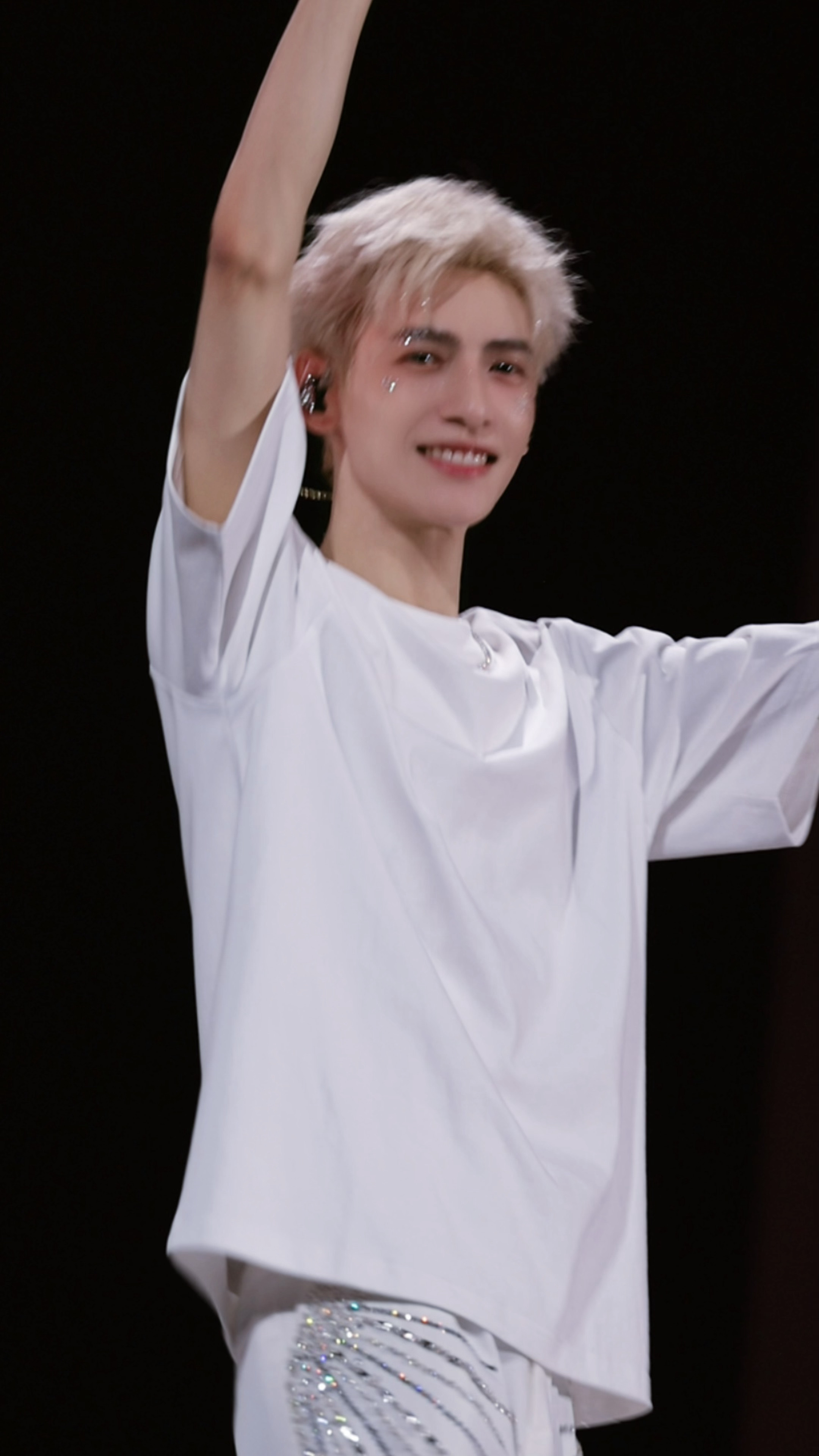 罗云熙南京演唱会饭拍live简单白T也能穿的这么好看现场大合唱氛围太好了罗云熙罗